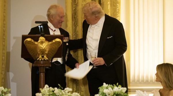 „Fără britanici, ați vorbi franceza”. Regele Charles îi dă replica președintelui american la Casa Albă