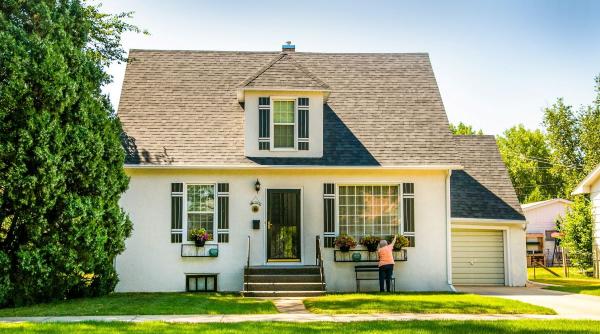 Tot mai mulți români își vând casa. Ce trebuie să știi înainte să faci acest pas