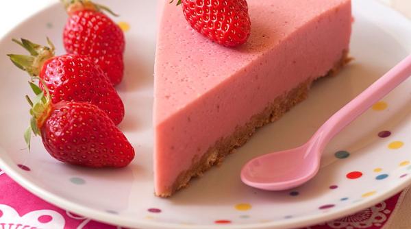 desert de vara cum prepari tort capsuni mascarpone