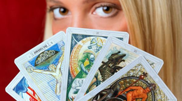 Horoscop de tarot, mai 2026: Muncește pentru siguranță financiară dar nu lăsa banii să stea în calea prieteniei