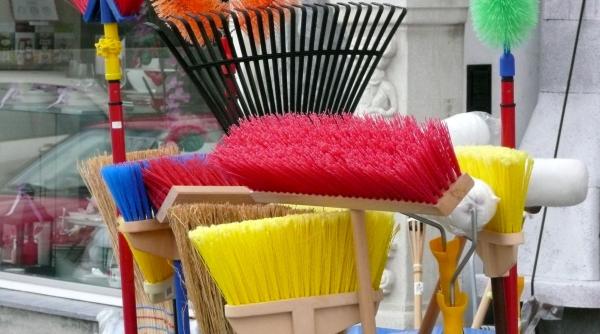 superstitii romanesti de ce nu faci curatenie iasa dupa apusul soarelui