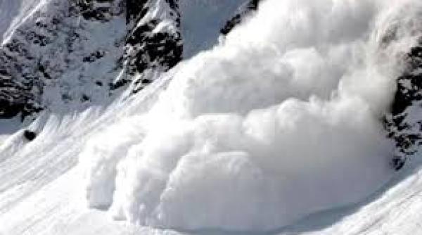 Avalanșă în Bucegi. O persoană, prinsă sub zăpadă pe Valea Coștilei