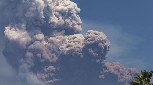 eruptie vulcan dukono indonezia trei morti turisti