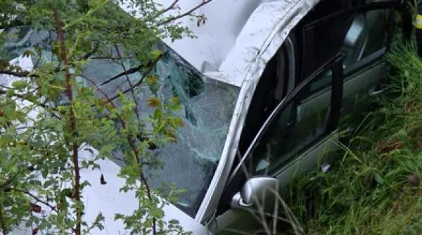 Accident spectaculos cu trei victime! O mașină a părăsit carosabilul și s-a răsturnat  într-un canal din Târgu Neamț