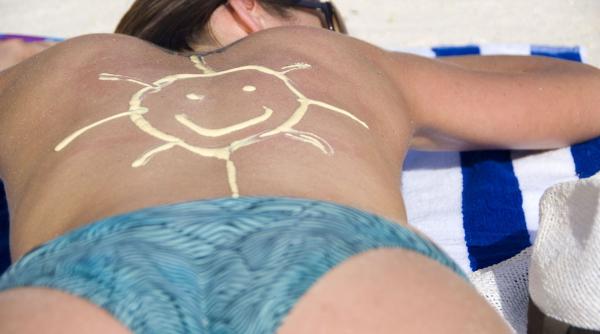 miturile de pe social media pot costa sanatatea pielii dermatologii lanseaza campania nu te arde de dragul unui trend