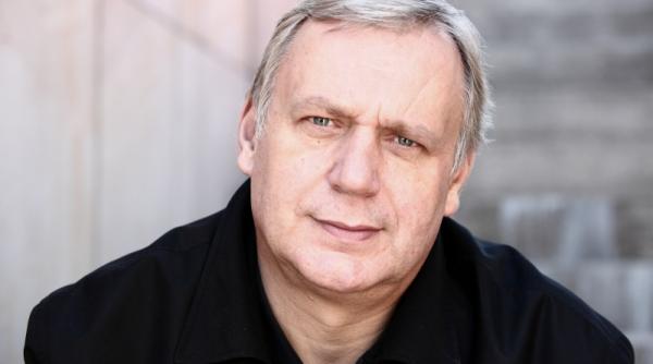 producatorul roman gutek primeste premiul janovics jeno la tiff 25