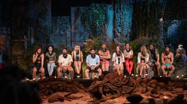 diseara la survivor tensiunea dicteaza ritmul consiliului tribal iar momentul eliminarii aduce lacrimi si emotii puternice show ul a fost lider de audienta aseara