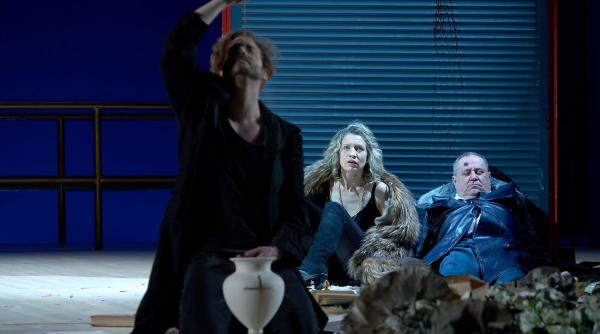 hamlet regizat de gabor tompa la festivalul international shakespeare de la craiova