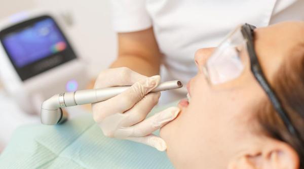 implant dentar vs proteza mobila diferentele si criteriile de alegere explicate de specialisti