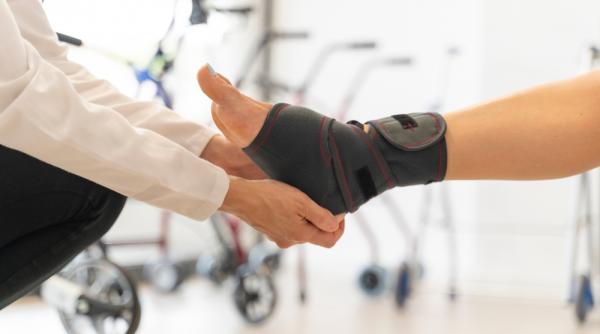 Recuperare medicală după entorsă de gleznă: când reiei mersul și sportul?
