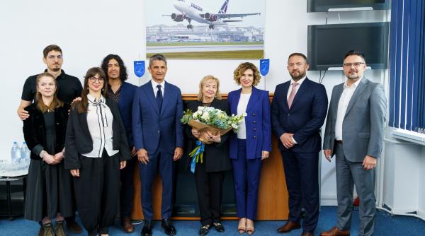 prima aeronava boeing 737 max care innoieste flota tarom va purta numele mircea lucescu