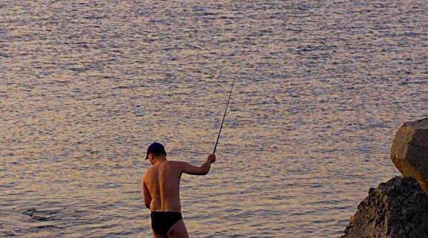 Alertă pe litoral! Mii de turiști scoși de pe plaje în Mangalia, Eforie, Costinești și Delta Dunării. Plaje închise și acces blocat după incidentul din Portul Constanța