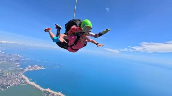 Adrenalină la maximum: S-a dat startul salturilor cu parașuta deasupra Mării Negre
