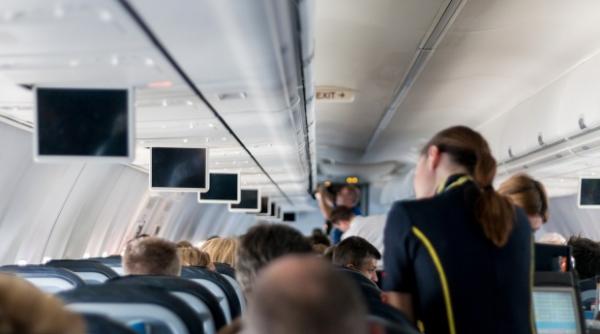 Final de carieră pentru o legendă a aviației: Povestea uimitoare a celei mai longevive însoțitoare de bord din lume