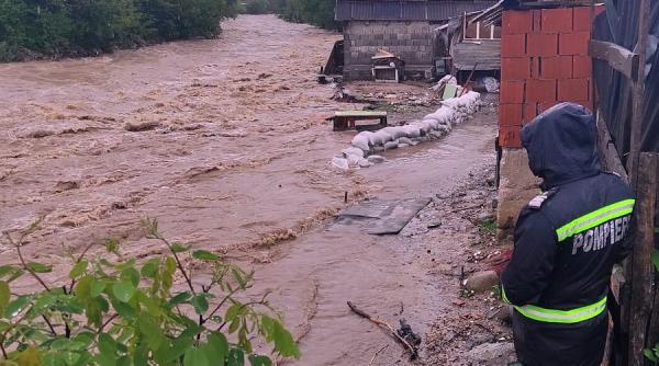 Persoană surprinsă de viitură, salvată în ultima clipă de po