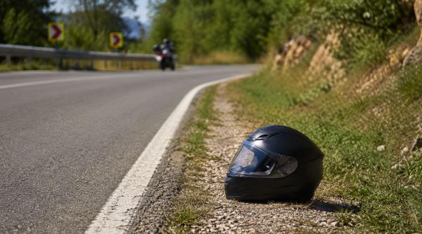reguli nescrise casca pe asfalt semnalul de urgenta al motociclistilor