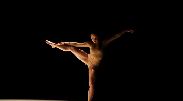 solo ul de dans contemporan femina pe scena choreography 40 din hanovra