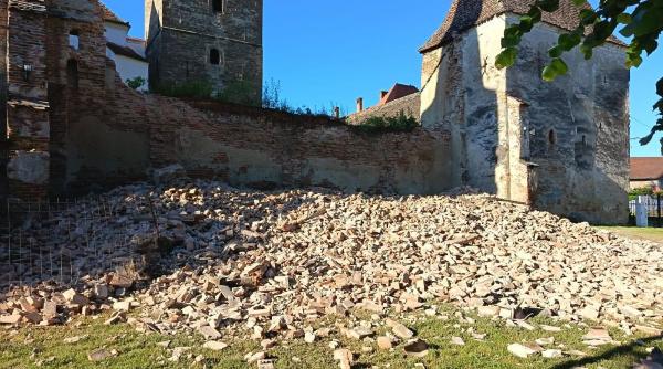 monument istoric grav afectat zidul unei biserici fortificate veche secoleprabusit