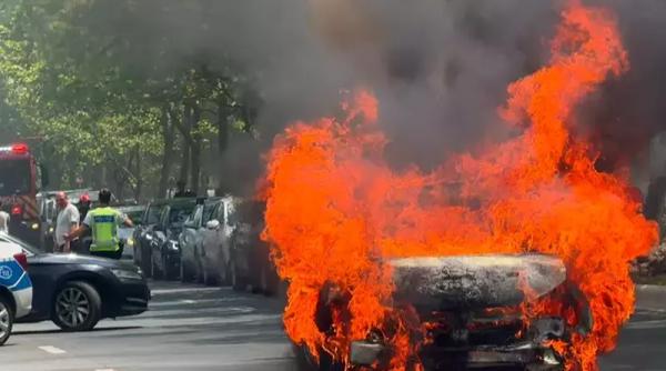 Imagini șocante pe un bulevard din Capitală! O mamă și copiii ei au fugit dintr-un Logan care a luat foc!