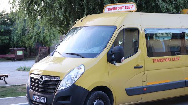 Accident grav pe DN 67 în Slătioara: Un microbuz școlar s-a ciocnit cu un autoturism, trei copii sunt răniți