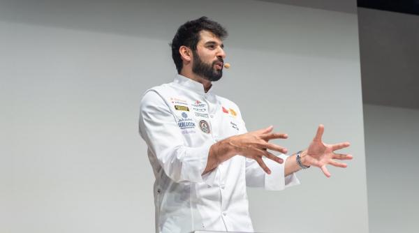chef richard abou zaki pe scena congresului international de gastronomie de la milano la care au participat cei mai apreciati chefi la nivel mondial