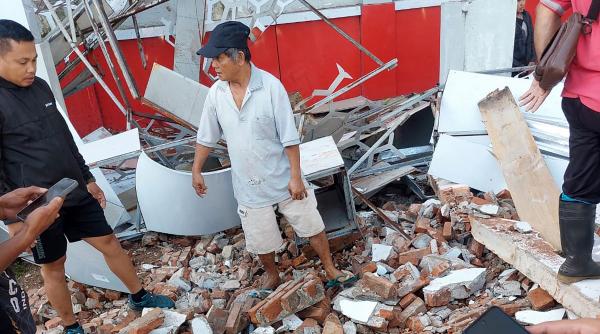 Cutremur de 6,7 în Indonezia. Oamenii au fugit în stradă speriați
