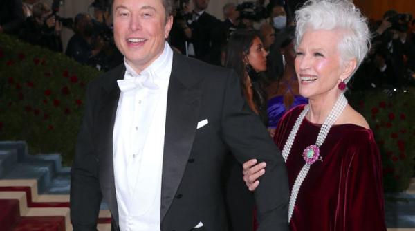 Elon Musk, crescut după reguli stricte. Mama miliardarului dezvăluie cele 6 principii care i-au modelat succesul