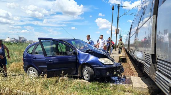 La un pas de tragedie în Constanța! Un autoturism a fost lovit de un tren Regio după ce șoferul a intrat pe pasajul pietonal