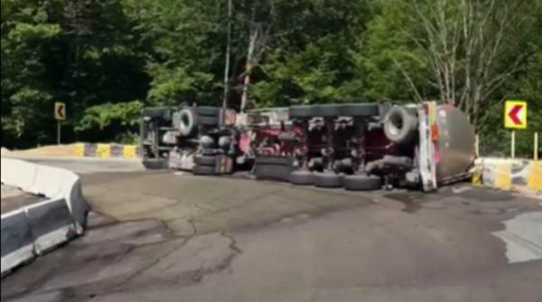 Alertă pe DN7: O autocisternă cu 31 de tone de benzină s-a răsturnat în Argeș. Traficul, blocat complet