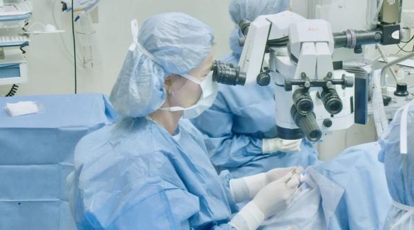 Gest suprem de iubire: un tată și-a donat rinichiul pentru a-și salva copilul de 9 ani și 20 de kg