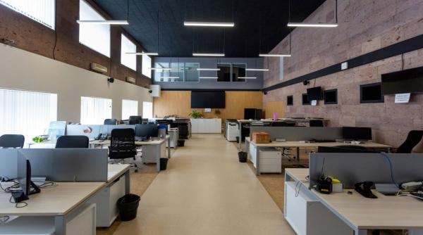 Curățenia de birouri nu este o cheltuială mică. Este un cost operațional cu efect direct în business