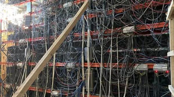 Satu Mare: Fermă clandestină de criptomonede cu peste 400 de echipamente, într-o clădire dezafectată