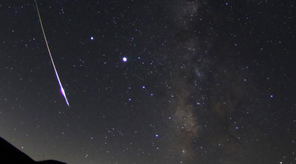 Spectacol pe cerul nopții: Marte se întâlnește cu Pleiadele într-un fenomen astronomic rar