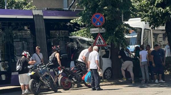 Accident grav în Timișoara: mașină prinsă între tramvai și copac, intervenție SMURD și pompieri