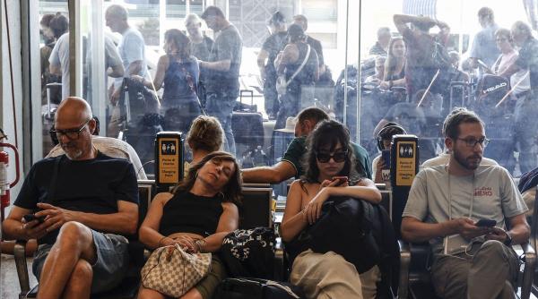 Românii care pleacă în vacanță stau la cozi de până la 6 ore în aeroporturile din Europa
