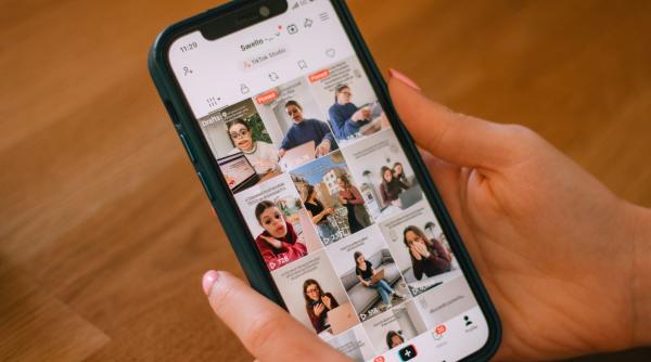 De ce nu te poți opri din scroll pe TikTok. Secretul algoritmului care îți influențează alegerile în fiecare zi