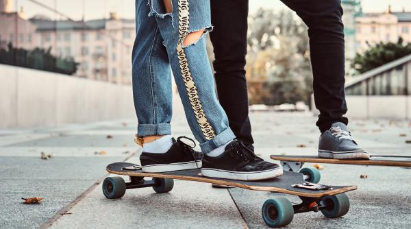 Skateboardul electric, interzis pe drumurile publice. Amenzi URIAȘE și riscuri pentru utilizatori