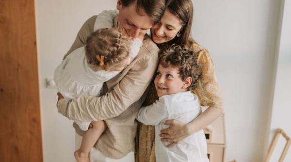 Ce fac familiile care nu rămân niciodată fără bani la final de lună: 5 obiceiuri financiare inteligente