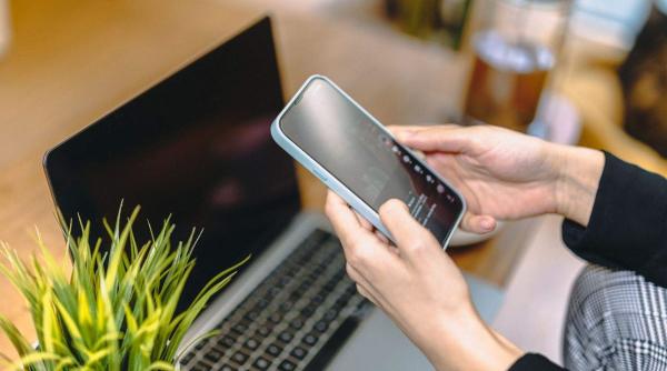 Doctor Facebook: oamenii se tratează la influenceri