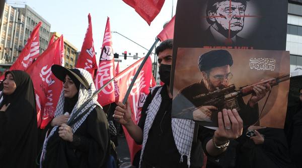 Fotografia lui Trump, lovită cu pietre la înmormântarea ayatollahului Ali Khamenei
