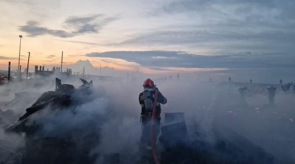 Beach-baruri, distruse într-un incendiu în staţiunea Mamaia