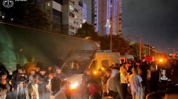Scene fără precedent în Ucraina. Revoltă împotriva recrutării militare la Liov, după ce sute de oameni au răsturnat un vehicul al armatei