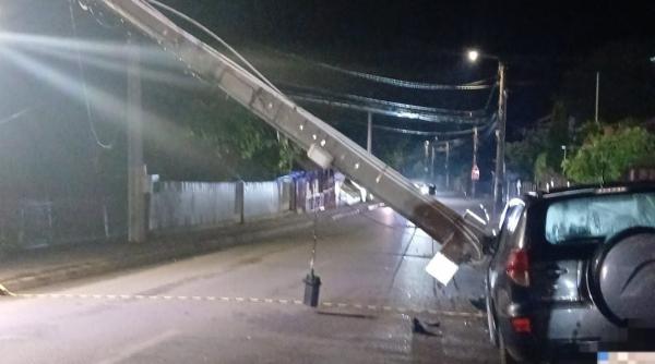 Accident rutier grav în Fălticeni. Un șofer de 42 de ani a fost scos inconștient dintre fiare după impactul violent cu un stâlp