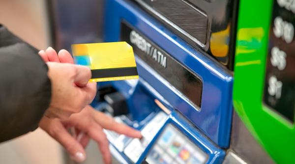 Șoc financiar la 20 de ani: cum își sabotează Generația Z propriul viitor