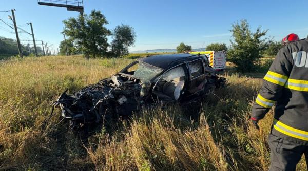 Accident feroviar grav în Suceava. Un tren de persoane a spulberat un autoturism la o trecere la nivel cu calea ferată, șoferul a murit