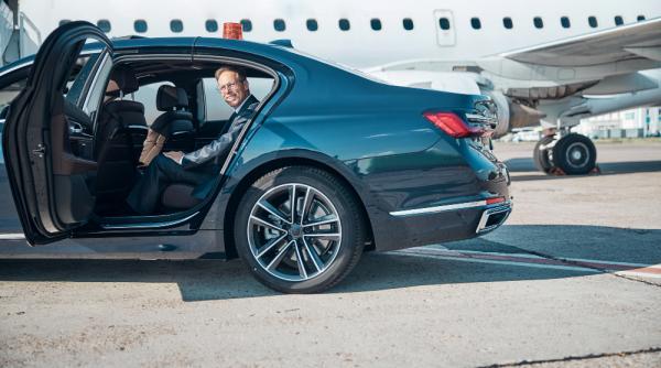 Mașină cu șofer direct din aeroport: soluția ideală pentru călătoriile de afaceri în Londra