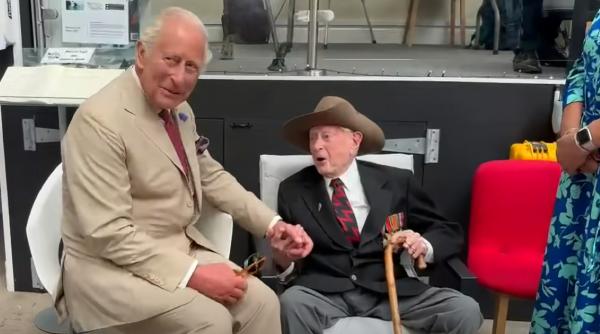 Regele Charles, la 77 de ani, discuție haioasă cu un veteran de 104 ani: Tot cad bucăți din mine