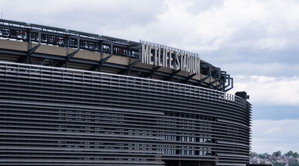 Finala secolului, pe cel mai controversat stadion din SUA: gazon ca betonul, zero parcare și 150 de dolari biletul de tren