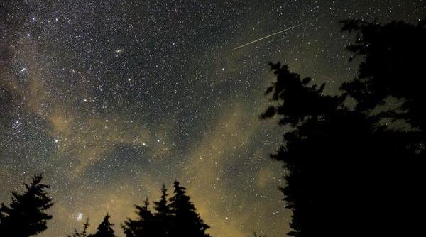 ploaia de foc vara perseidele transforma cerul spectacol cosmic