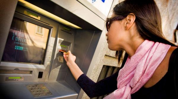 Vacanță cu surprize la bancomat. Ce comisioane plătesc românii în afara țării